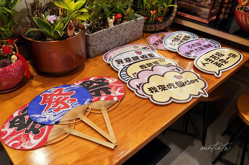 鮨兵衛暴丼專賣店，滿到不知從何吃起的浮誇系超新鮮海鮮丼！宜蘭必吃海鮮丼