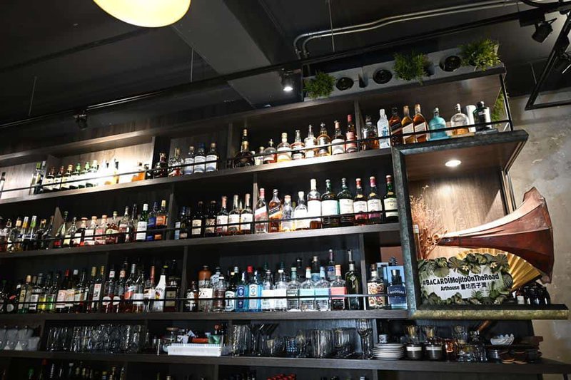 高雄餐酒館 眺望港灣夜色、特色調酒、輕食、小酌的好去處！
