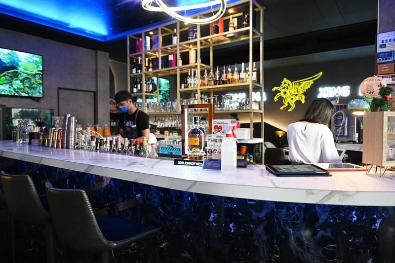 台南美食。天馬星空餐酒館、龍蝦拼盤、飛飛摩天輪！
