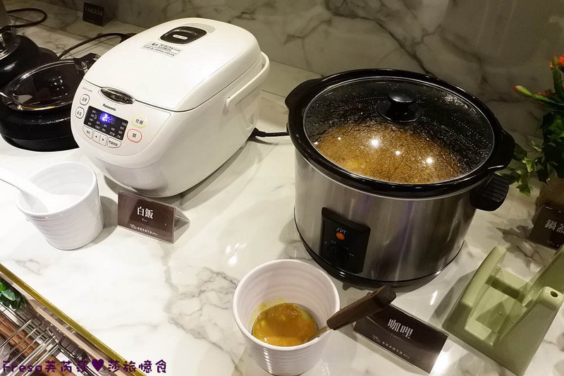 米塔炙燒牛排專門店，濕式熟成牛肉、鐵板排餐、半自助式吃到飽 X 來去約會吃牛排