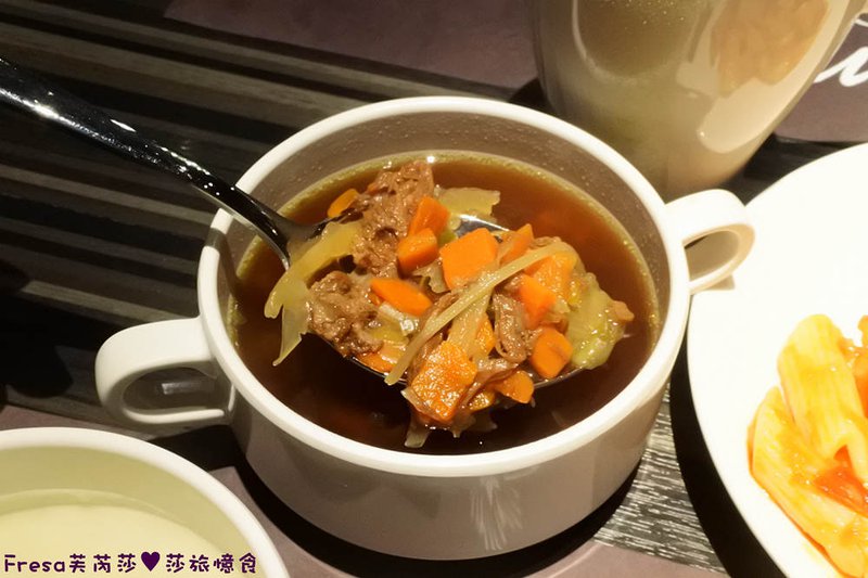 米塔炙燒牛排專門店，濕式熟成牛肉、鐵板排餐、半自助式吃到飽 X 來去約會吃牛排