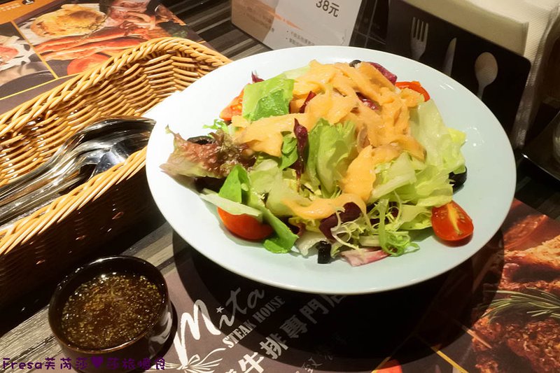 米塔炙燒牛排專門店，濕式熟成牛肉、鐵板排餐、半自助式吃到飽 X 來去約會吃牛排