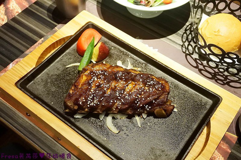 米塔炙燒牛排專門店，濕式熟成牛肉、鐵板排餐、半自助式吃到飽 X 來去約會吃牛排