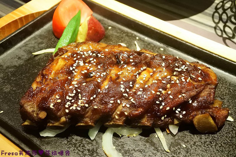 米塔炙燒牛排專門店，濕式熟成牛肉、鐵板排餐、半自助式吃到飽 X 來去約會吃牛排