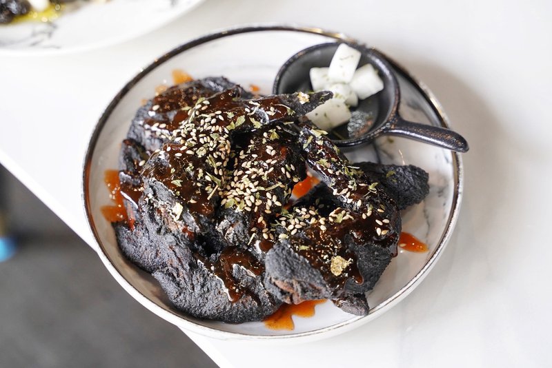 黑色系料理，給你全新的感官味覺新體驗！烏色炸雞翅、烏色鬆餅、烏色鳳梨酥，更還有黑色系義大利麵！