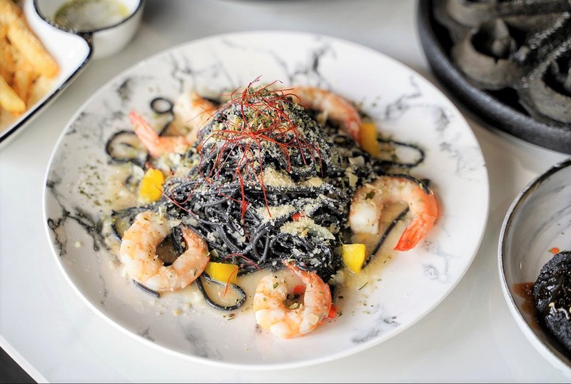 黑色系料理，給你全新的感官味覺新體驗！烏色炸雞翅、烏色鬆餅、烏色鳳梨酥，更還有黑色系義大利麵！