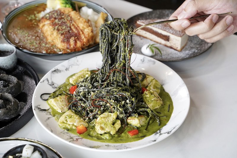 黑色系料理，給你全新的感官味覺新體驗！烏色炸雞翅、烏色鬆餅、烏色鳳梨酥，更還有黑色系義大利麵！