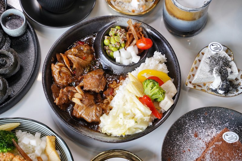 黑色系料理，給你全新的感官味覺新體驗！烏色炸雞翅、烏色鬆餅、烏色鳳梨酥，更還有黑色系義大利麵！