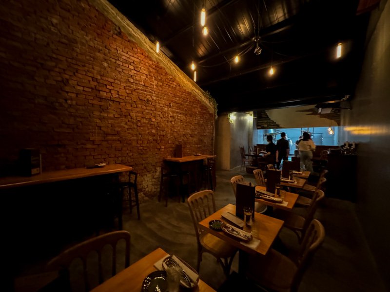 台南餐酒館「漫草玖零」隱身巷內的老宅酒吧！穿越時空的美味微醺！