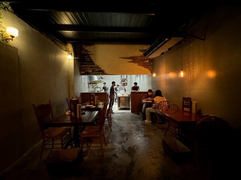 台南餐酒館「漫草玖零」隱身巷內的老宅酒吧！穿越時空的美味微醺！