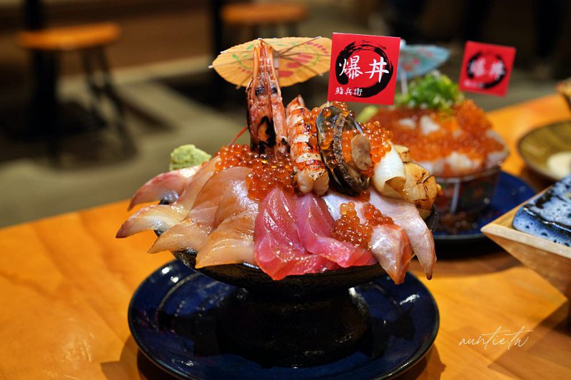 鮨兵衛暴丼專賣店，滿到不知從何吃起的浮誇系超新鮮海鮮丼！宜蘭必吃海鮮丼