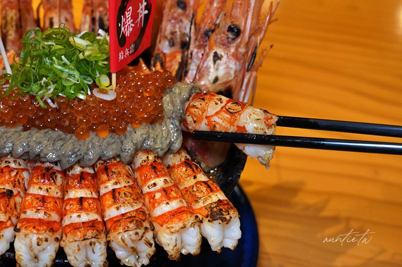 鮨兵衛暴丼專賣店，滿到不知從何吃起的浮誇系超新鮮海鮮丼！宜蘭必吃海鮮丼