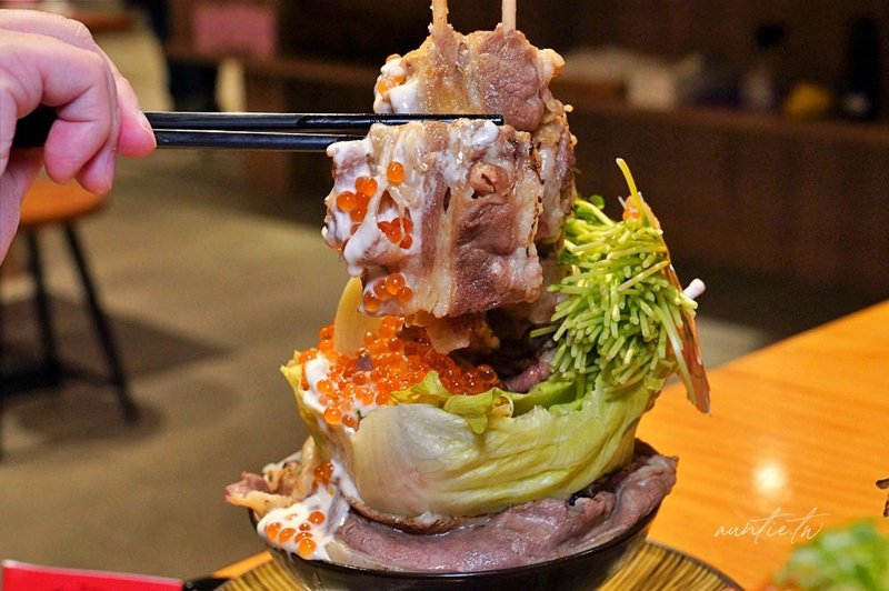 鮨兵衛暴丼專賣店，滿到不知從何吃起的浮誇系超新鮮海鮮丼！宜蘭必吃海鮮丼