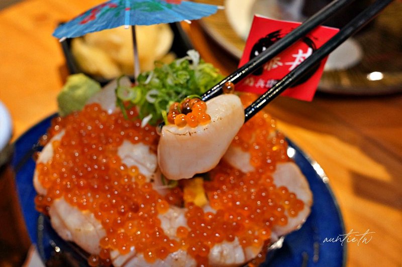 鮨兵衛暴丼專賣店，滿到不知從何吃起的浮誇系超新鮮海鮮丼！宜蘭必吃海鮮丼
