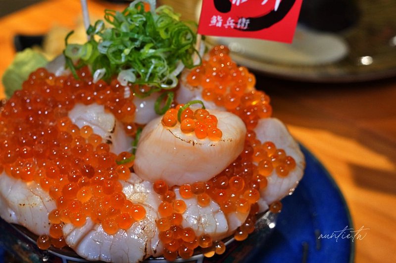 鮨兵衛暴丼專賣店，滿到不知從何吃起的浮誇系超新鮮海鮮丼！宜蘭必吃海鮮丼