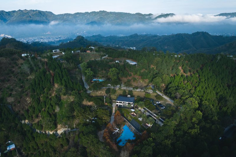在匆忙都市的節奏中，你是否時總是手機不離身，忘了停下腳步，感受彼此的陪伴與溫暖？這天我們來到苗栗大湖山林秘境，尋找失落已久的「飛航模式」假期，當汽車緩緩駛入山區，四周漸漸被茂密的果樹和樹林所包圍。轉過幾道山彎，一處隱匿於山中的莊園映入眼簾。在山間靜謐的氛圍裡，彷彿將時間真空，讓我們見山見雲海見自己。