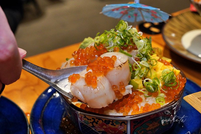 鮨兵衛暴丼專賣店，滿到不知從何吃起的浮誇系超新鮮海鮮丼！宜蘭必吃海鮮丼