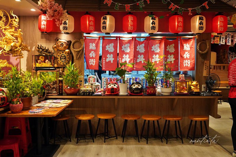 鮨兵衛暴丼專賣店，滿到不知從何吃起的浮誇系超新鮮海鮮丼！宜蘭必吃海鮮丼