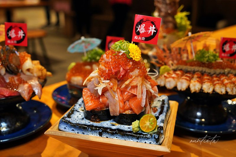 鮨兵衛暴丼專賣店，滿到不知從何吃起的浮誇系超新鮮海鮮丼！宜蘭必吃海鮮丼