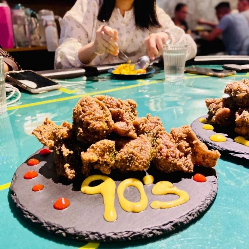 新北板橋美食「酒食人餐酒館」來杯特色調酒與起司瀑布炸雞吧！