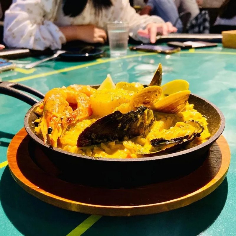 新北板橋美食「酒食人餐酒館」來杯特色調酒與起司瀑布炸雞吧！