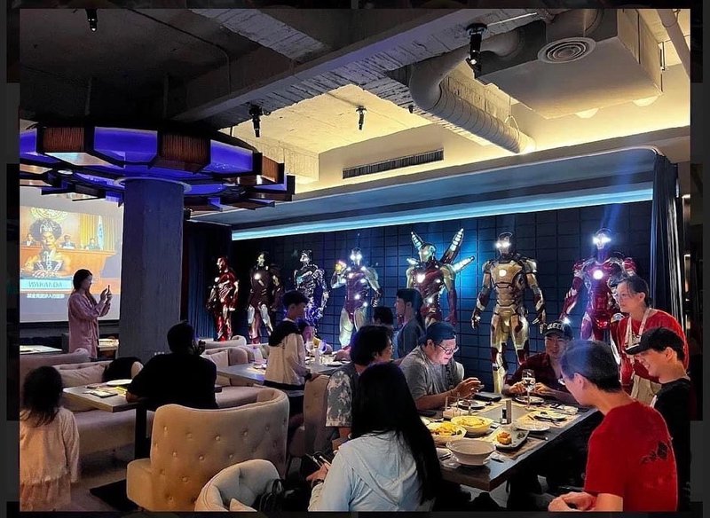 鋼鐵星球餐酒館-7座210公分鋼鐵人站崗!超炫砲高雄新堀江聚餐餐廳