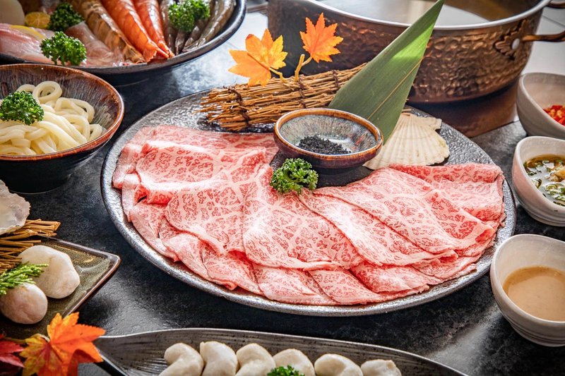 睦月亭│桃園必吃頂級日本A5和牛火鍋，專人桌邊服務，藝文特區高級鍋物!