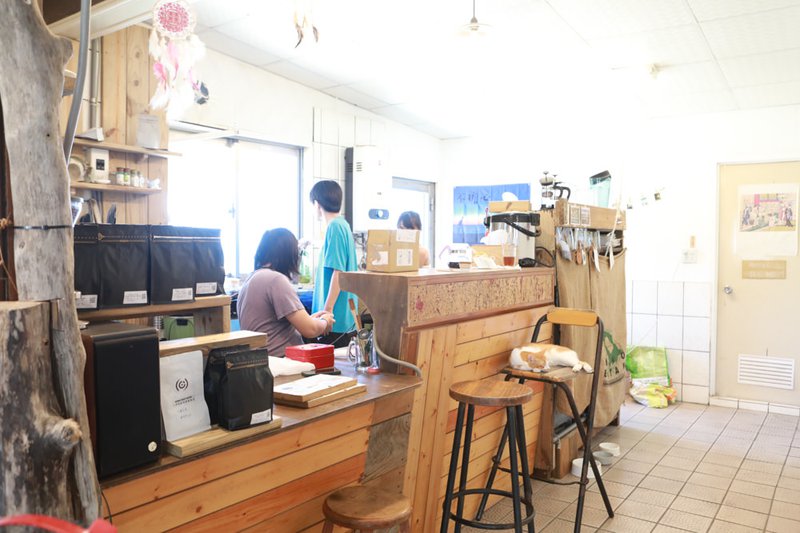 嘎嘎烏賴賴。寵物友善餐廳、海景咖啡廳、烏石鼻沙灘前的藍白療癒系海邊小屋 ！
