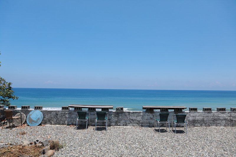嘎嘎烏賴賴。寵物友善餐廳、海景咖啡廳、烏石鼻沙灘前的藍白療癒系海邊小屋 ！