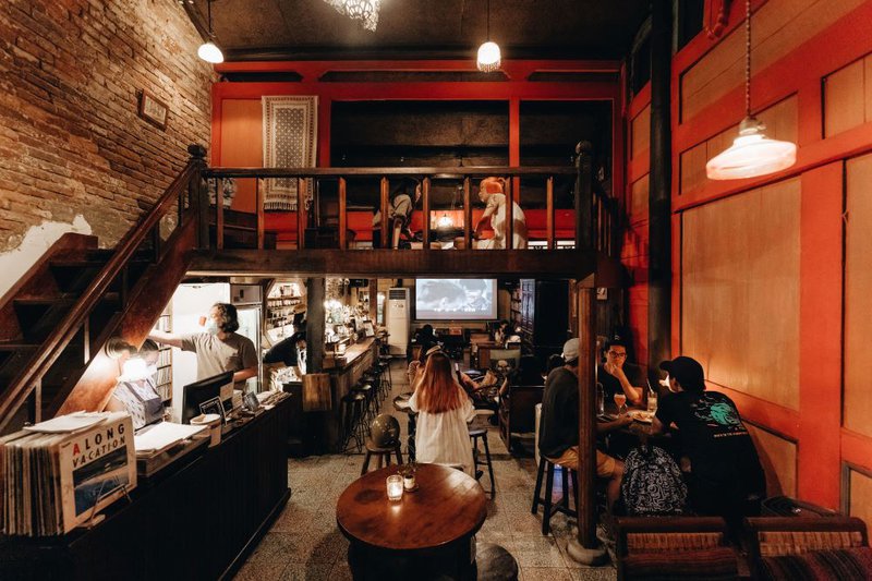 「LOLA 蘿拉冷飲店」，結合音樂、電影、老物、酒吧，跨越不同年代的迷幻空間
