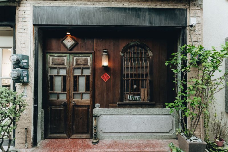 「LOLA 蘿拉冷飲店」，結合音樂、電影、老物、酒吧，跨越不同年代的迷幻空間